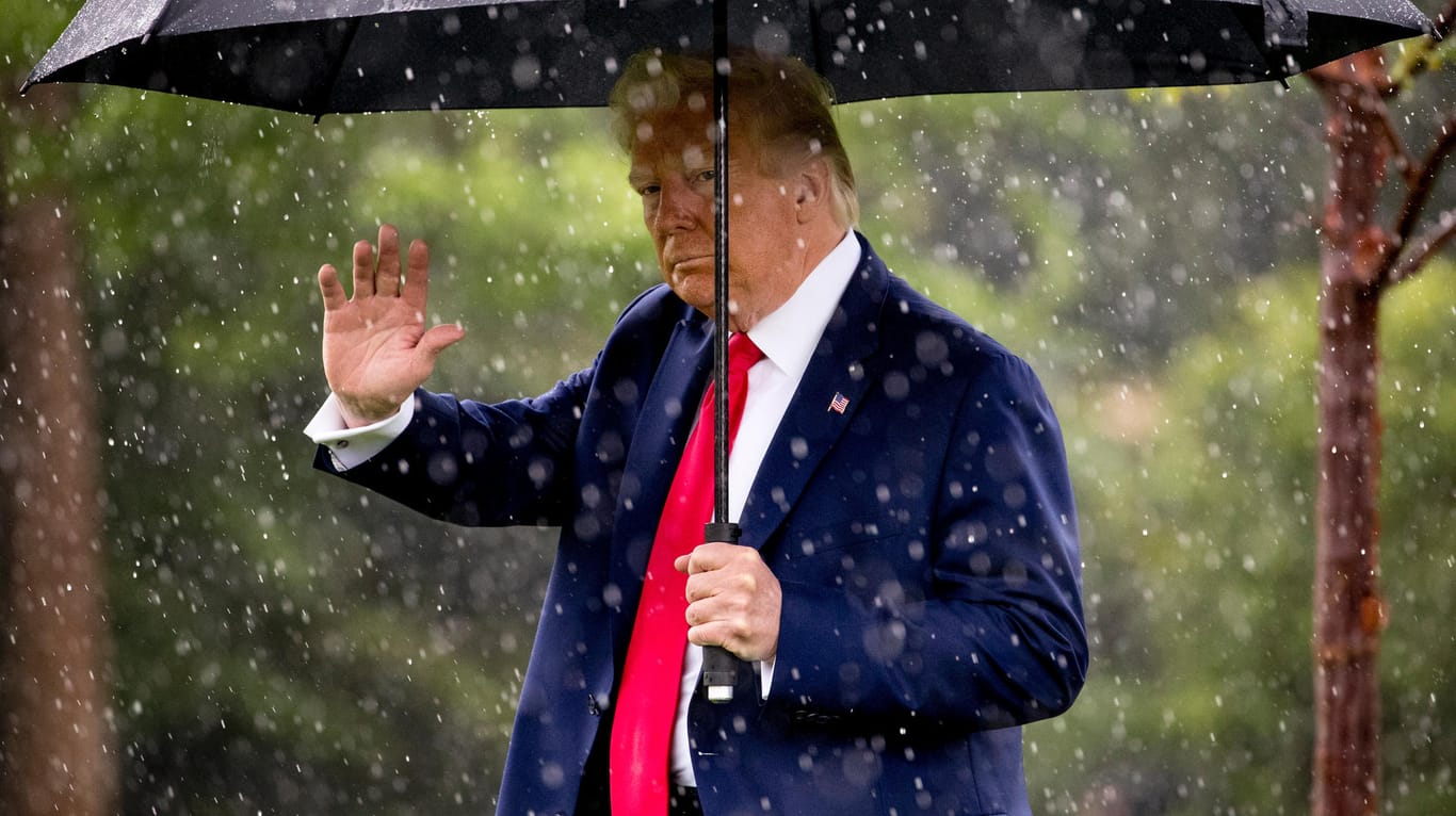 Donald Trump geht vor dem Weißen Haus durch den Regen: Das Wahlprogramm seiner Partei liest sich wie eine Attacke auf ihn.