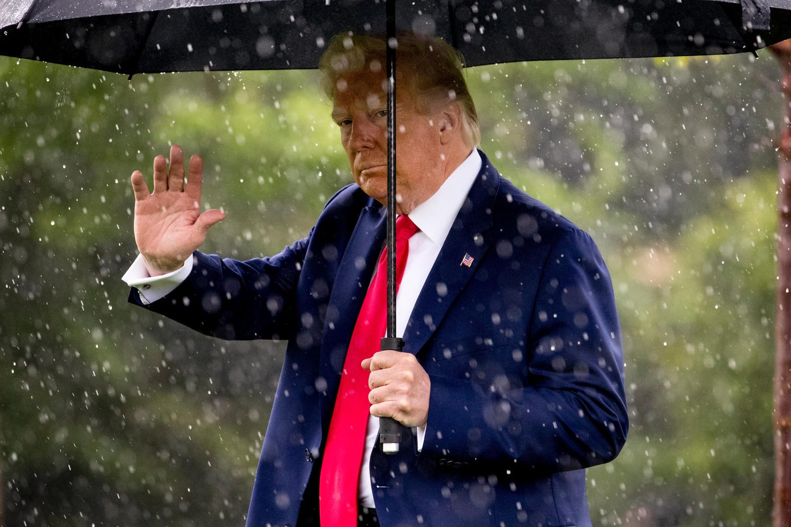 Donald Trump geht vor dem Weißen Haus durch den Regen: Das Wahlprogramm seiner Partei liest sich wie eine Attacke auf ihn.