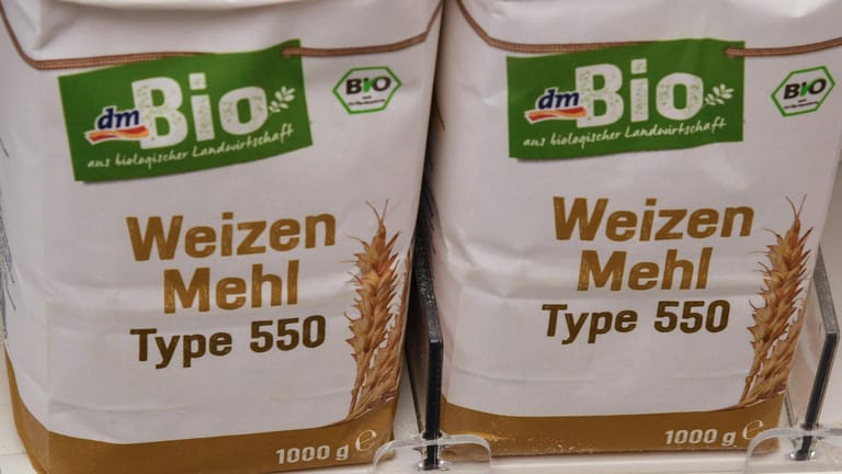 Weizenmehl: Damit ein Hefeteig gut gelingt, nehmen Sie am besten Mehl Type 550. Es enthält mehr Klebereiweiß als das normale Haushaltsmehl Type 405.