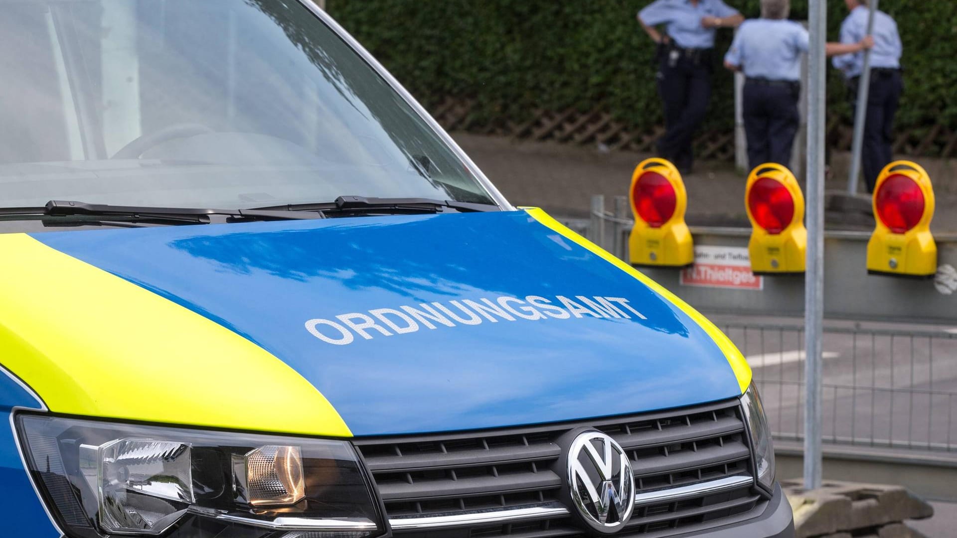 Ein Einsatzwagen des Ordnungsamtes (Symbolbild): Zwei Mitarbeiterinnen sind in Erfurt attackiert worden.