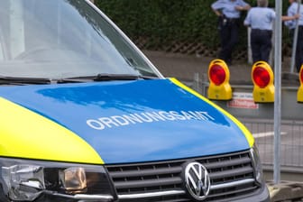 Ein Einsatzwagen des Ordnungsamtes (Symbolbild): Zwei Mitarbeiterinnen sind in Erfurt attackiert worden.