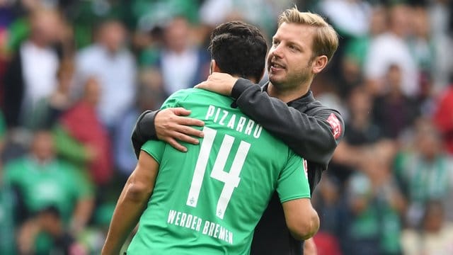 Werder-Trainer Florian Kohfeldt kann auf seinen Stürmer Claudio Pizarro bauen.