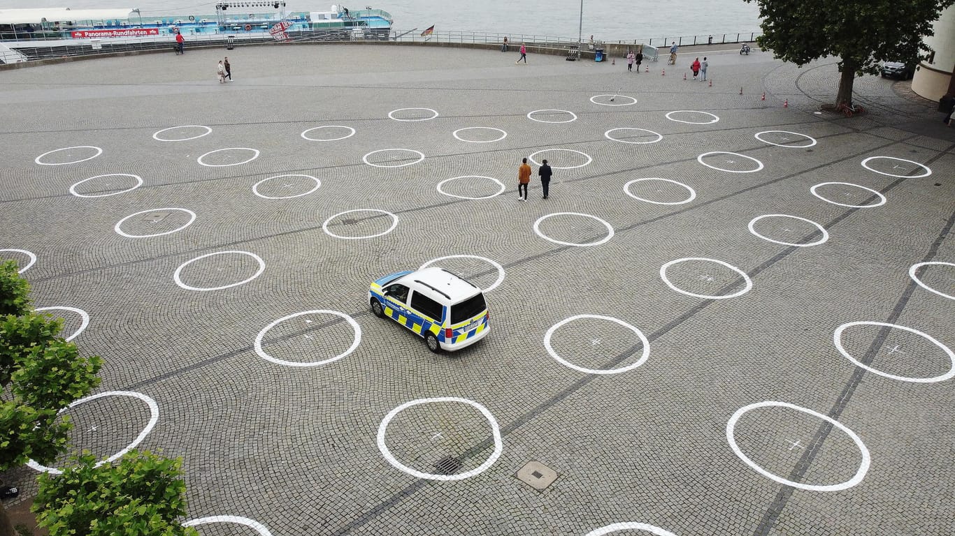 Weiße Kreise auf dem Burgplatz in Düsseldorf: Sie sollen die Bürger an Abstandsregeln erinnern.