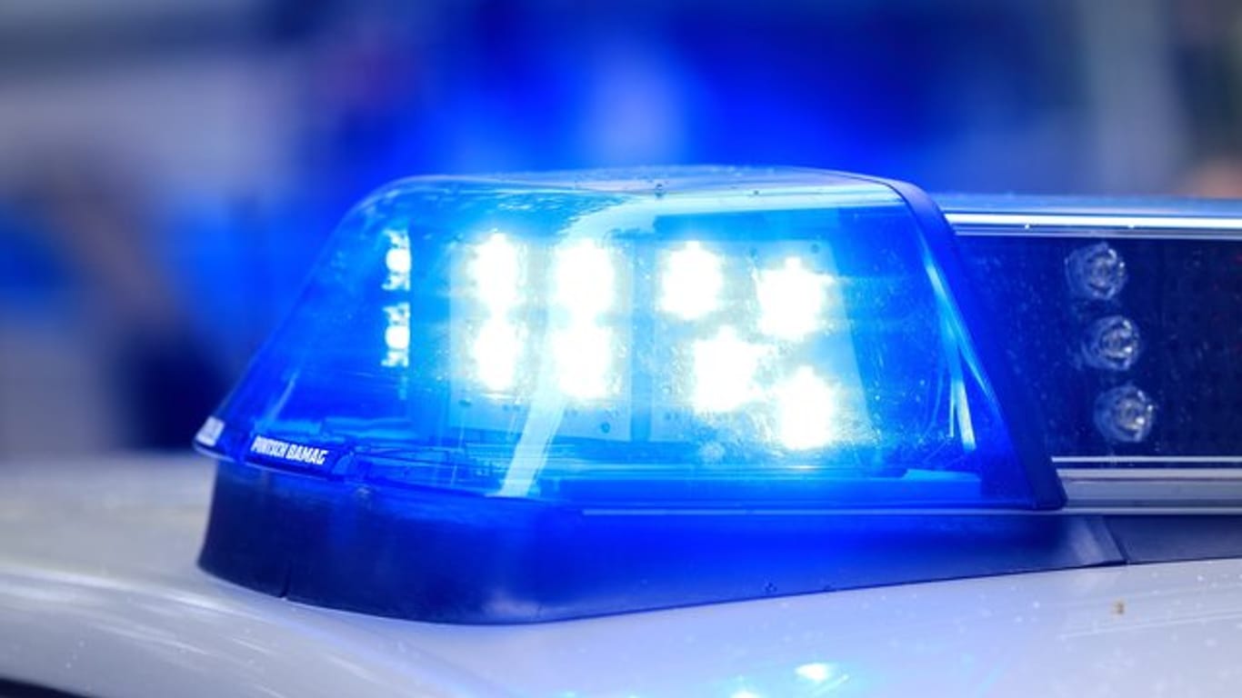 Ein Fahrzeug der Polizei ist mit Blaulicht im Einsatz (Symbolbild): In Karlsruhe ist es der Polizei gelungen eine mutmaßliche Diebesbande dingfest zu machen.