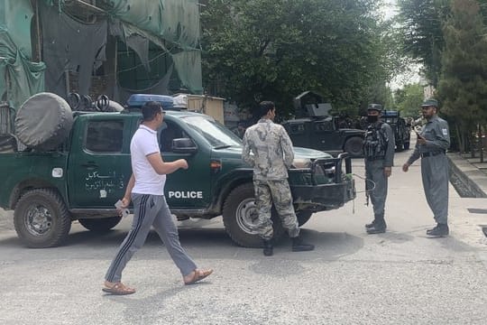 Polizisten sperren eine Straße in der Nähe des Anschlagsorts in Kabul ab.