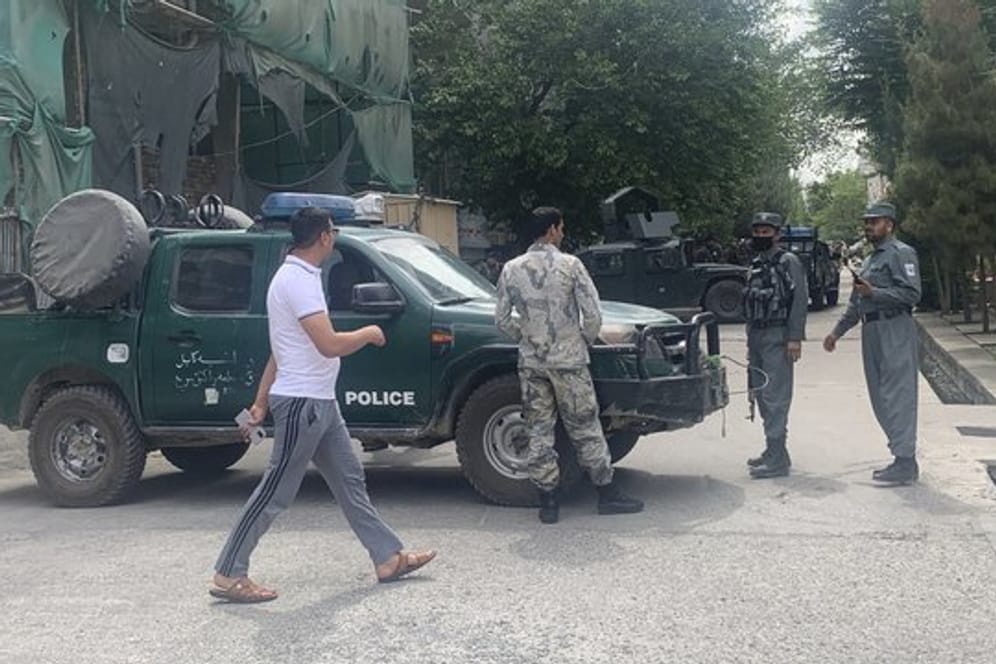 Polizisten sperren eine Straße in der Nähe des Anschlagsorts in Kabul ab.