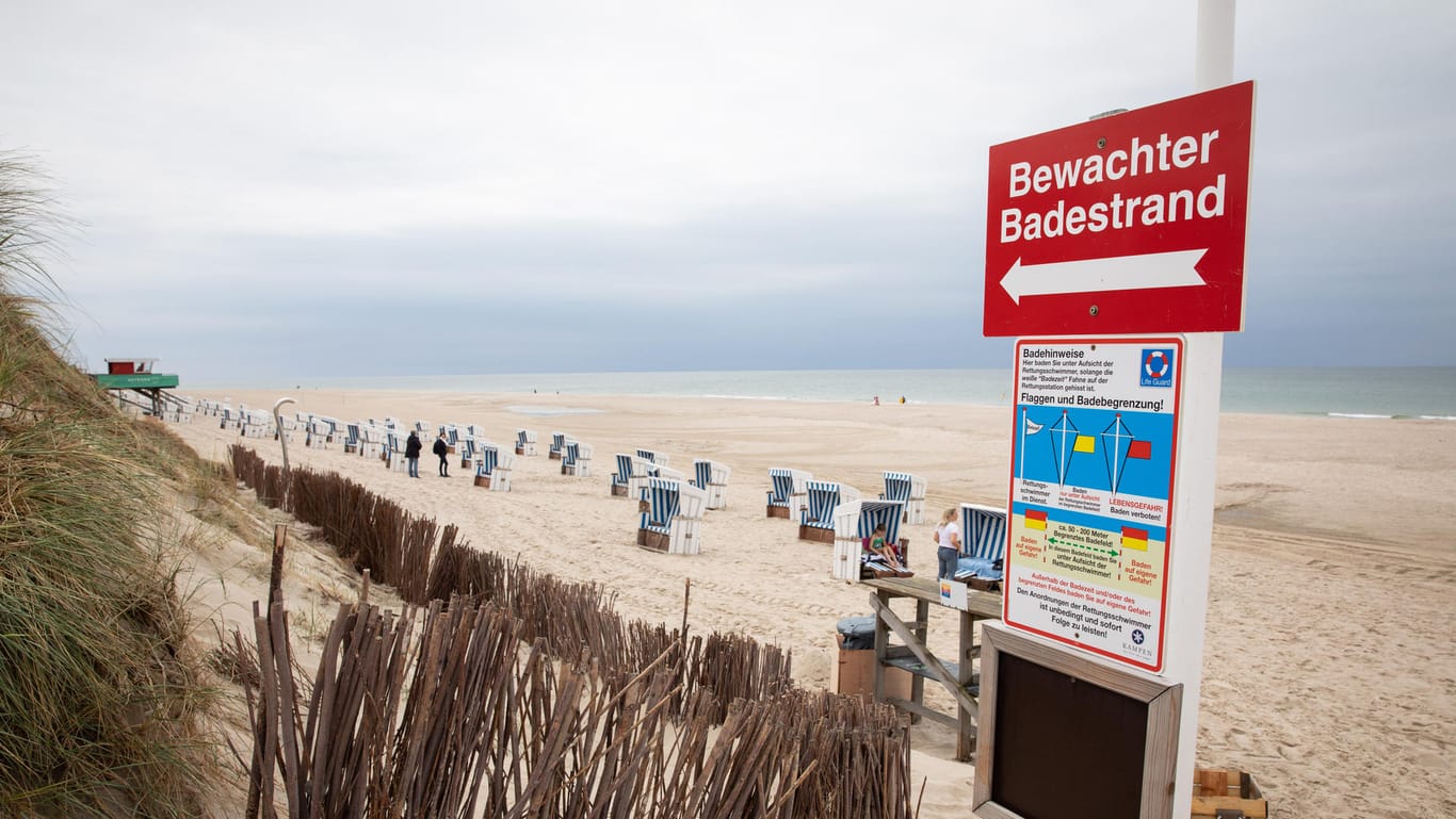Urlaub: Ein Hinweisschild "Bewachter Badestrand" steht am Zugang zum Strandabschnitt bei Kampen auf Sylt.