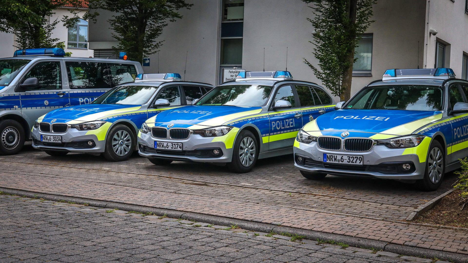 Die Polizei in Nordrhein-Westfalen hat einen 38-Jährigen Mann festgenommen. er soll seine Tochter missbraucht haben. (Symbolfoto) Die Polizei in Nordrhein-Westfalen hat einen 38-Jährigen Mann festgenommen. er soll seine Tochter missbraucht haben. (Symbolfoto)