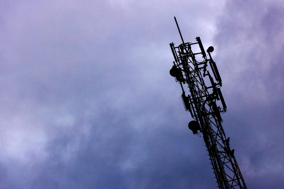 Mobilfunkantenne auf einem Acker in der Eifel: Wie weit ist 5G ein Jahr nach dem offiziellen Startschuss?
