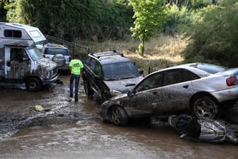 Autos wurden auf Korsika vom starken Regen weggespült: In Ajaccio, der Hauptstadt der Mittelmeerinsel, hatte bereits am Donnerstag Starkregen für chaotische Zustände gesorgt.
