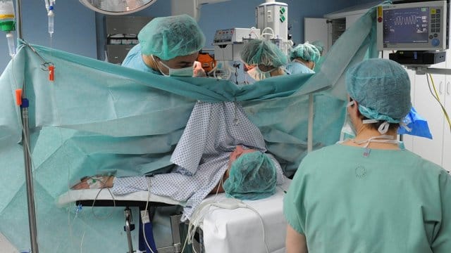 Tausende Schwangere in Deutschland bekommen ihr Baby per Kaiserschnitt. Tausende Schwangere in Deutschland bekommen ihr Baby per Kaiserschnitt.