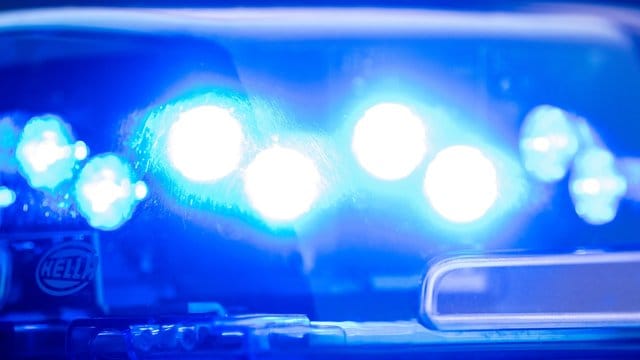 Ein Blaulicht leuchtet an einer Polizeistreife Ein Blaulicht leuchtet an einer Polizeistreife