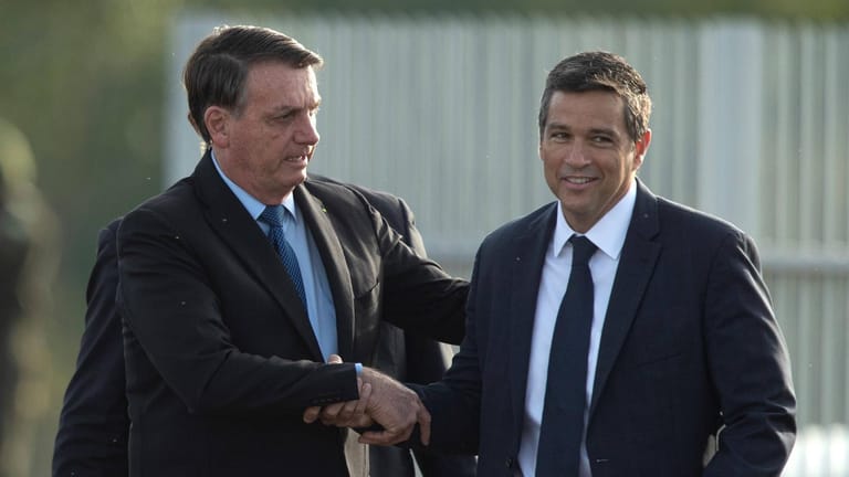 Handshake in Brasilien: Obwohl die Zahlen eine andere Sprache sprechen, spielt Präsident Jair Bolsonaro die Corona-Krise herunter.