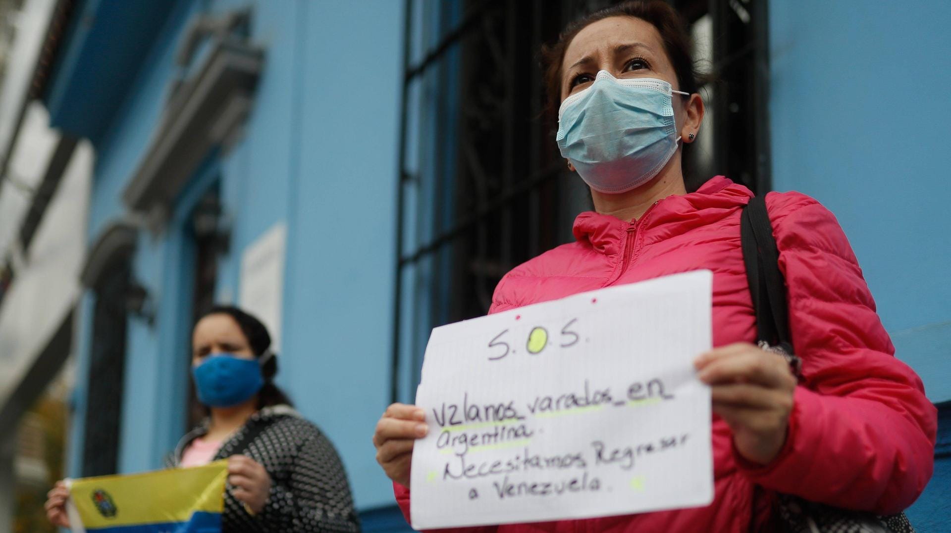 Sie wollen nach Hause: Diese in Argentinien gestrandeten Venezolanerinnen klagen vor der Botschaft ihres Landes in Buenos Aires über ihre Lage.