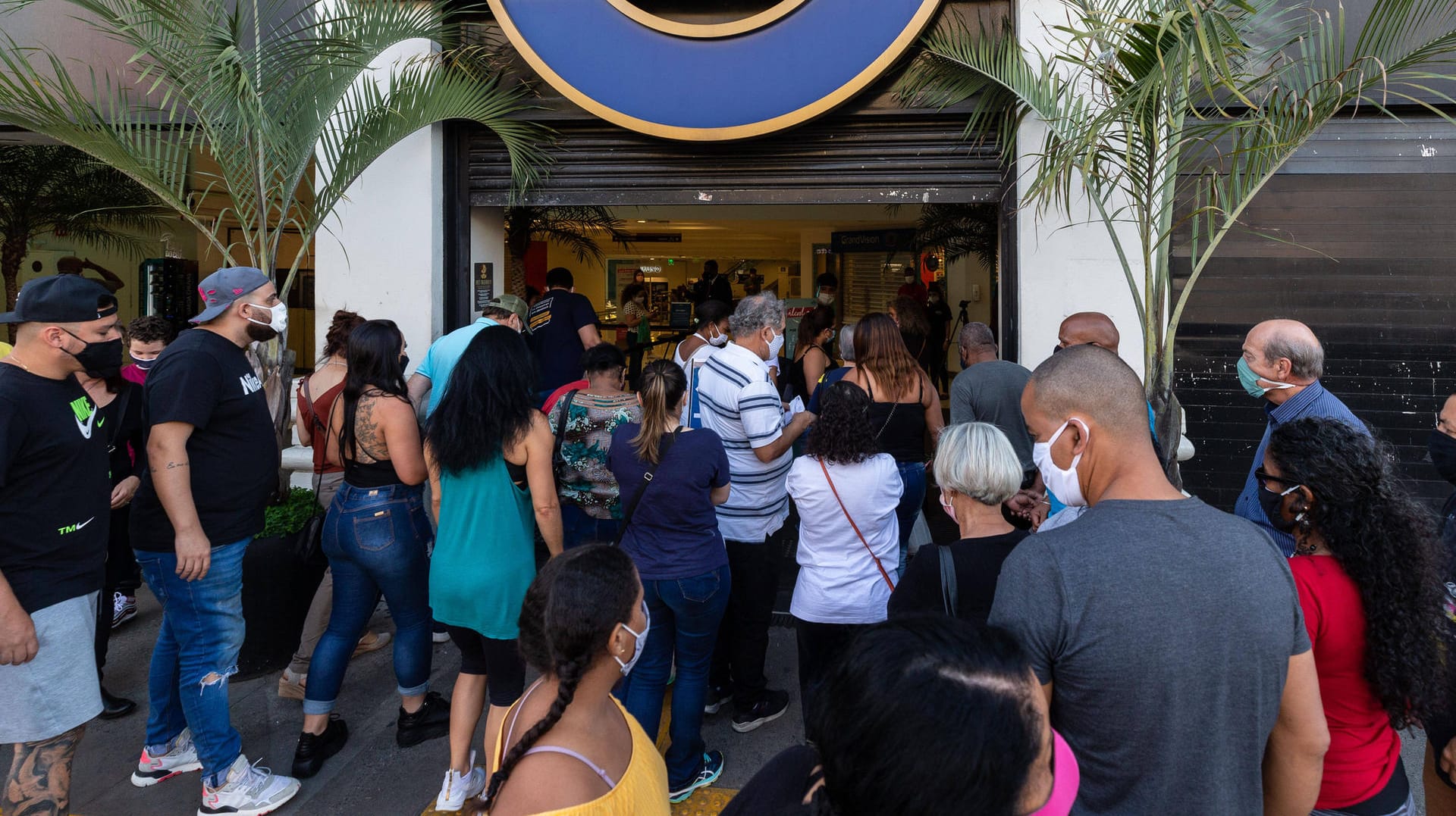 Mit Mundschutz, ohne Abstand: Vor einem Einkaufszentrum in Sao Paulo herrscht bei der Wiedereröffnung am Donnerstag Gedränge.