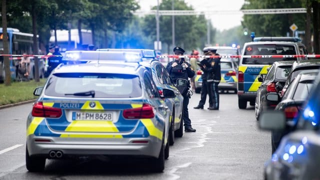 Drei Menschen wurden verletzt, ob durch die Kollision mit dem Auto oder durch die nachfolgende Prügelei, war zunächst unklar.