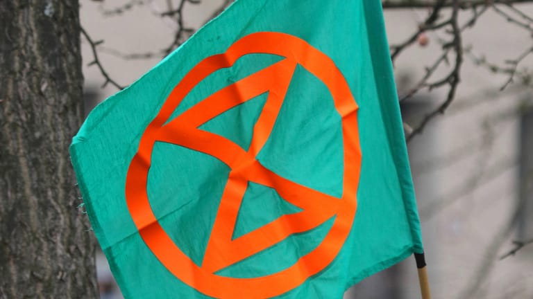 Auf einer Flagge ist das Logo der Umweltschutzbewegung Extinction Rebellion zu sehen: Die Aktivisten haben zu einer Protestaktion vor dem Bundeswirtschaftsministerium aufgerufen.
