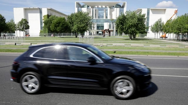 Ab 2021 erhöht sich die Kfz-Steuer für Fahrzeuge, die viel Benzin oder Diesel verbrauchen. Ab 2021 erhöht sich die Kfz-Steuer für Fahrzeuge, die viel Benzin oder Diesel verbrauchen.