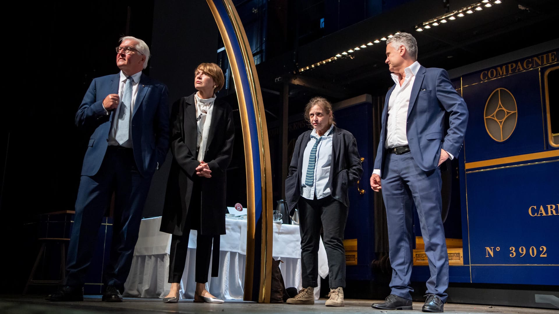 Frank-Walter Steinmeier (von links) und seine Frau Elke Büdenbender sprechen mit der Schauspielerin Katharina Thalbach und dem Intendanten Martin Woelffer: In den Berliner Kudammbühnen machte sich der Bundespräsident ein Bild von Lage der Theater in der Corona-Krise.