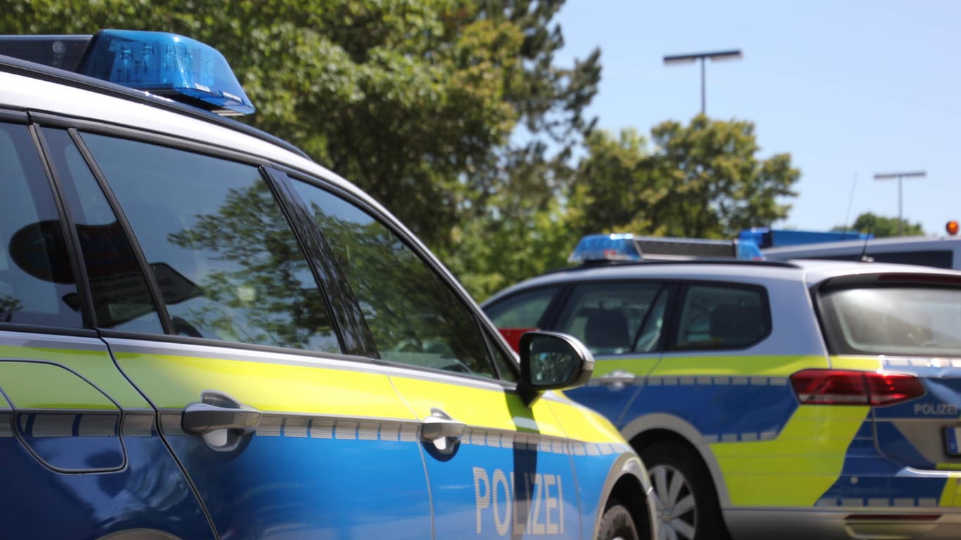 Zwei Einsatzwagen der Polizei (Symbolbild): In Stuttgart soll ein 28-Jähriger vor einer jungen Frau blankgezogen haben.