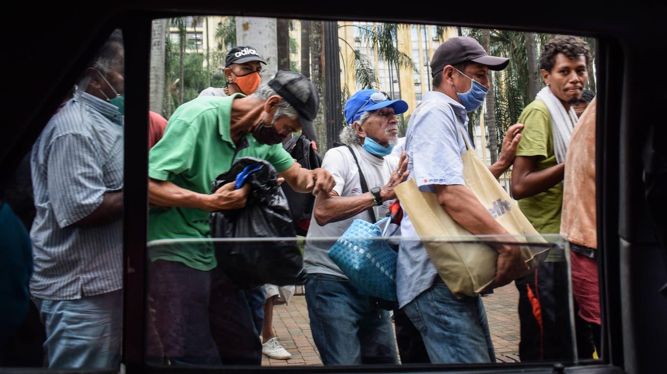 Essensausgabe in Cali, Kolumbien: Die Corona-Krise hat dramatische Folgen für die Wirtschaft.