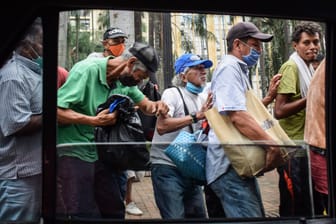 Essensausgabe in Cali, Kolumbien: Die Corona-Krise hat dramatische Folgen für die Wirtschaft.