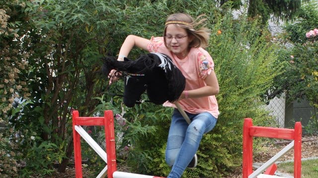 Die zehnjährige Melina Gardt beim Reittraining mit dem Steckenpferd.