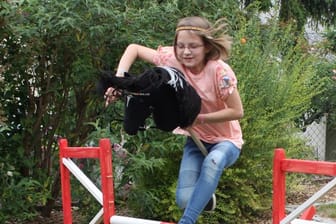 Die zehnjährige Melina Gardt beim Reittraining mit dem Steckenpferd.
