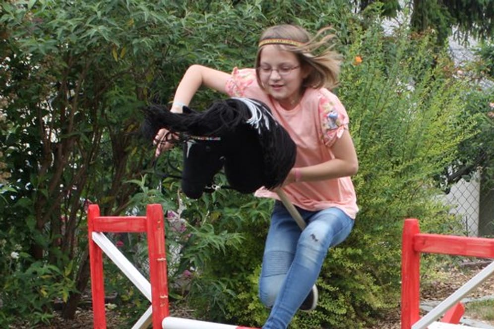 Die zehnjährige Melina Gardt beim Reittraining mit dem Steckenpferd.