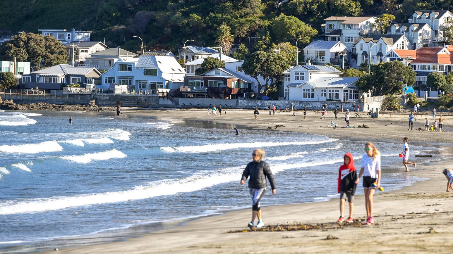 Der Strand von Wellington in Neuseeland: Seit dieser Woche dürfen sich die Menschen in dem Land wieder wie gewohnt bewegen. (Archivbild)