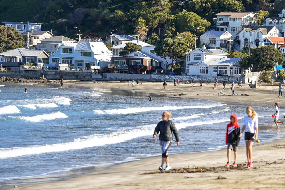 Der Strand von Wellington in Neuseeland: Seit dieser Woche dürfen sich die Menschen in dem Land wieder wie gewohnt bewegen. (Archivbild)