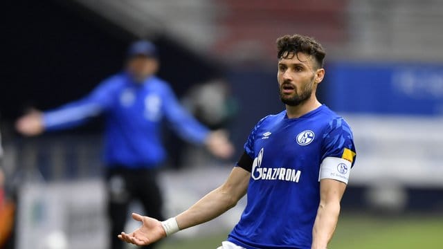 Der Schalker Daniel Caligiuri soll vor einem Wechsel zum FC Augsburg stehen. Der Schalker Daniel Caligiuri soll vor einem Wechsel zum FC Augsburg stehen.