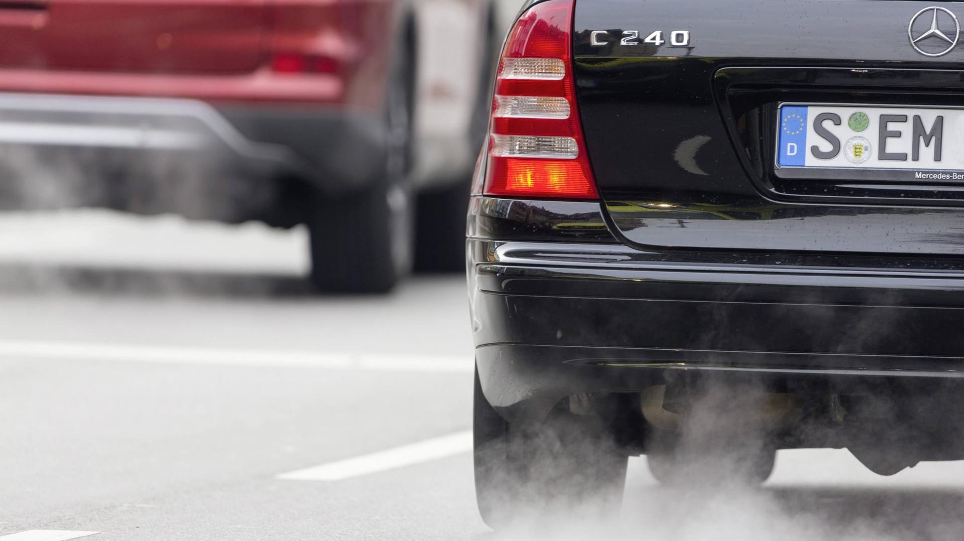 Mercedes mit qualmendem Auspuff (Symbolbild): Es ist nicht der erste Diesel-Rückruf bei Daimler – und wird wohl auch nicht der letzte sein.