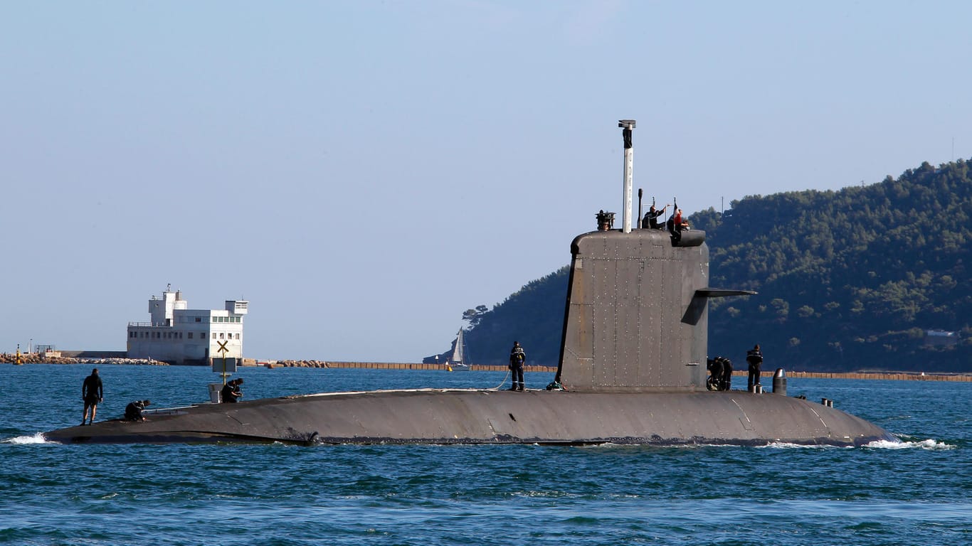 Ein französisches Atom-U-Boot verlässt den Hafen von Toulon im Jahr 2012 (Archivbild): An Bord eines atomar betriebenen U-Boots in Toulon ist am Freitag ein Feuer ausgebrochen.