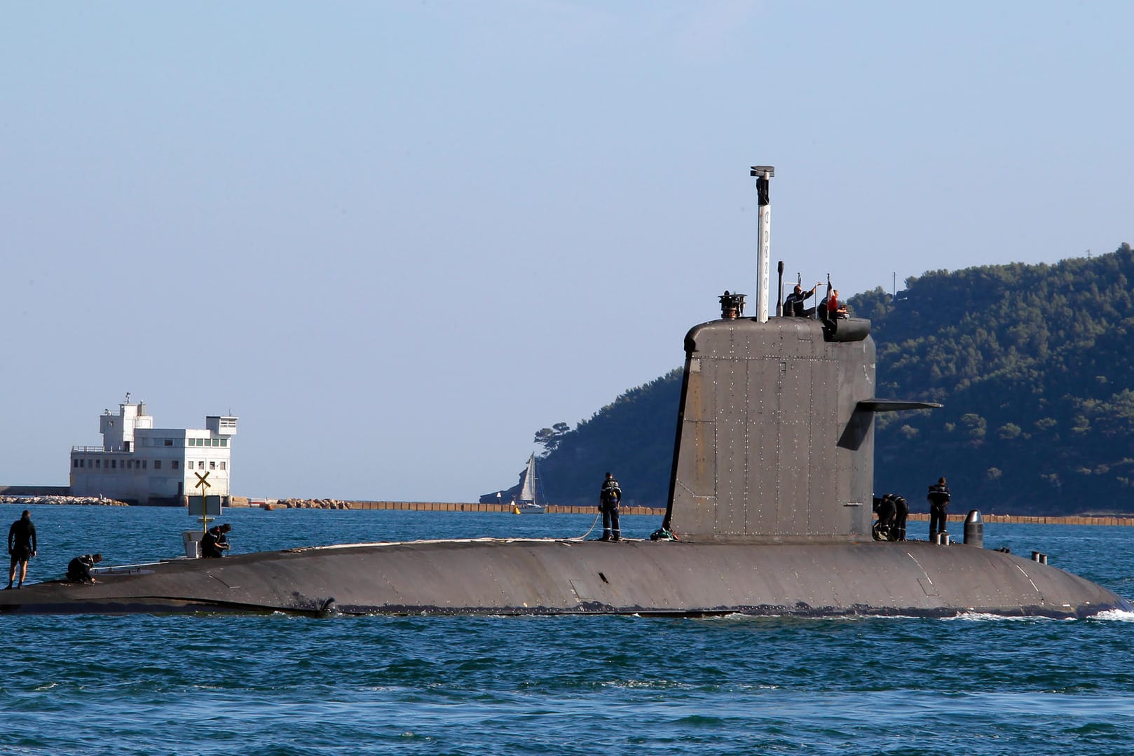 Ein französisches Atom-U-Boot verlässt den Hafen von Toulon im Jahr 2012 (Archivbild): An Bord eines atomar betriebenen U-Boots in Toulon ist am Freitag ein Feuer ausgebrochen.