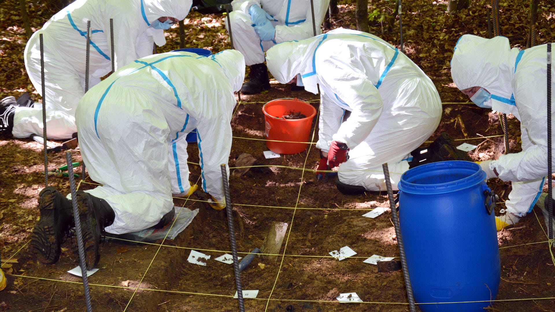 Der Fundort in Oberbayern: Beamte der Spurensicherung der Kriminalpolizei Ingolstadt suchen in einem Waldstück nach Knochen eines seit 2002 vermissten jungen Paares. Der Fundort in Oberbayern: Beamte der Spurensicherung der Kriminalpolizei Ingolstadt suchen in einem Waldstück nach Knochen eines seit 2002 vermissten jungen Paares.