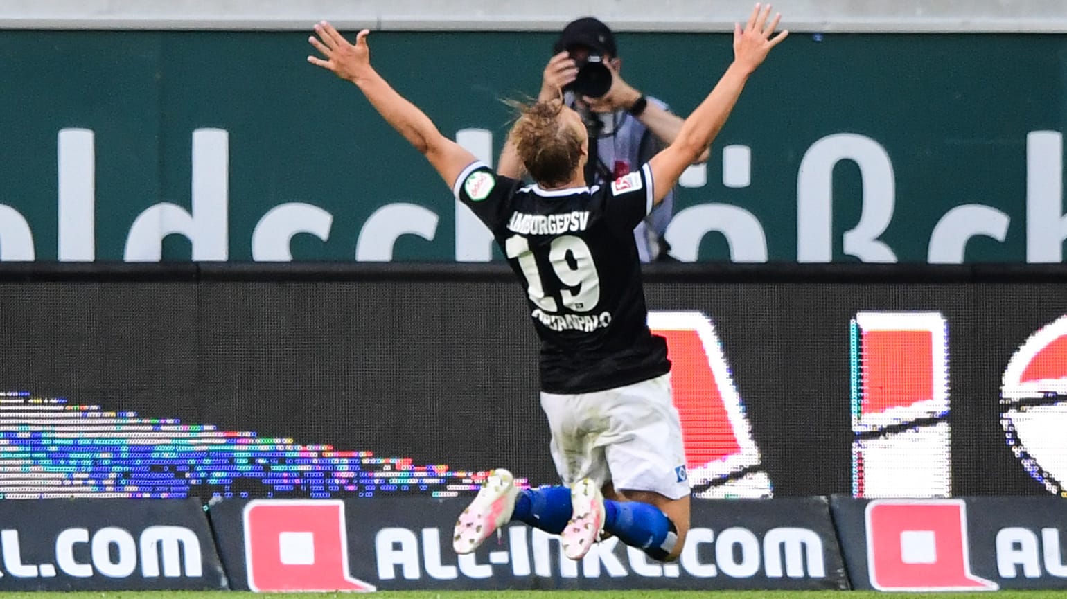 Jubelnder HSV-Stürmer: Joel Pohjanpalo erzielte in Dresden das Tor des Tages. Jubelnder HSV-Stürmer: Joel Pohjanpalo erzielte in Dresden das Tor des Tages.