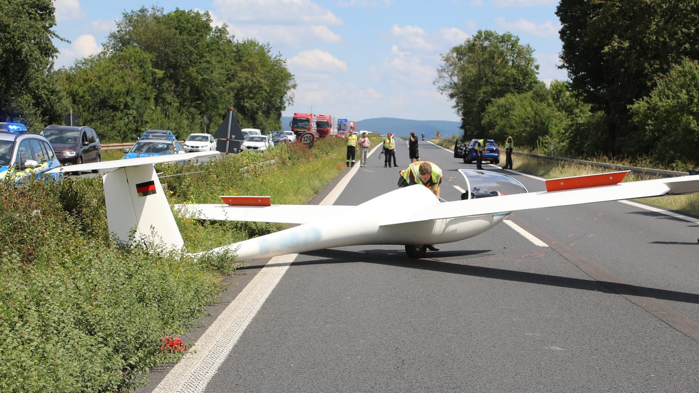 Das Segelflugzeug steht auf einer Bundesstraße im unterfränkischen Miltenberg: Der 67 Jahre alte Pilot wurde bei der Notlandung schwer verletzt.