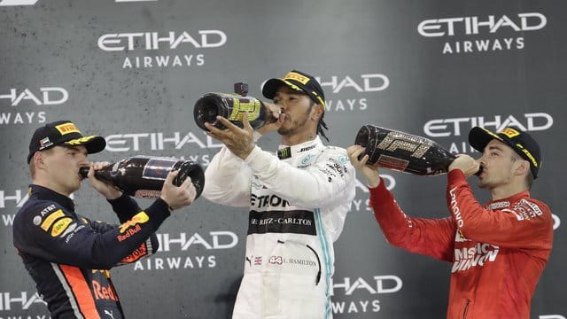 Statt der Champagner-Sause auf dem Podium wird es nach den Grand Prix nun eine Zeremonie auf der Zielgeraden geben.