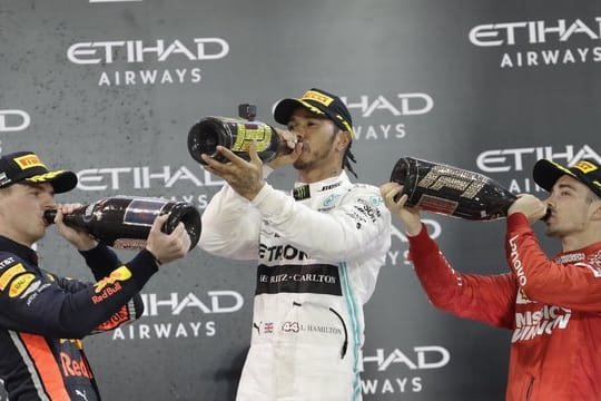 Statt der Champagner-Sause auf dem Podium wird es nach den Grand Prix nun eine Zeremonie auf der Zielgeraden geben.