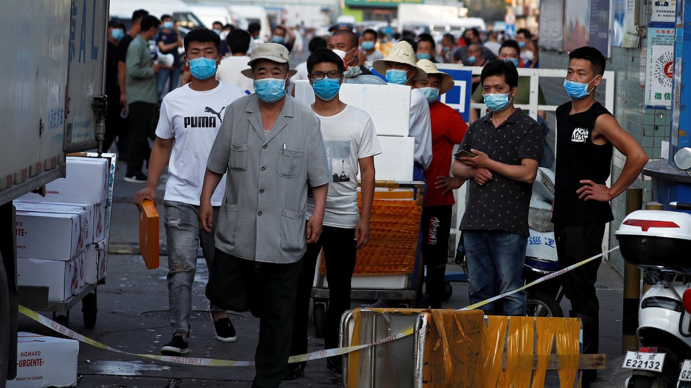 Fischmarkt in Peking: Nach dem Auftreten neuer Corona-Infektionen haben die Behörden Teile der chinesischen Hauptstadt abgeriegelt.