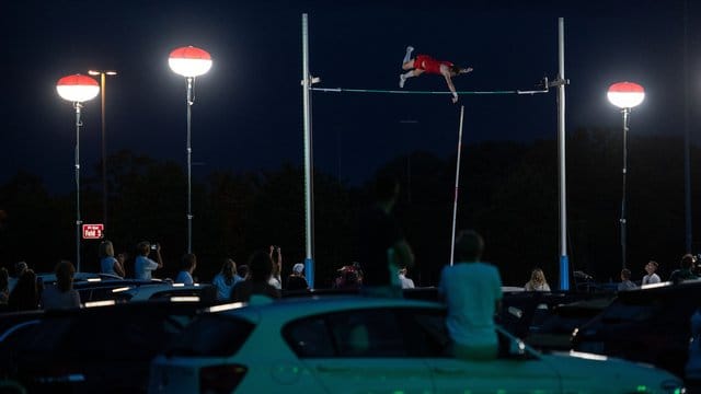 Der ehemalige Zehnkämpfer Torben Blech gewann das Stabhochsprung-Meeting im Düsseldorfer Autokino.