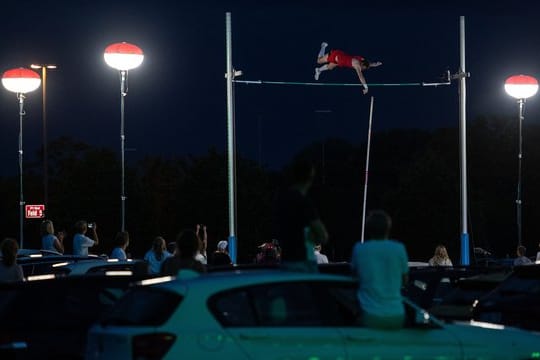 Der ehemalige Zehnkämpfer Torben Blech gewann das Stabhochsprung-Meeting im Düsseldorfer Autokino.