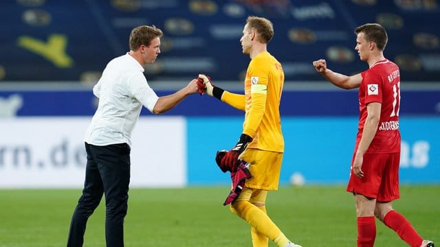 Leipzigs Trainer Julian Nagelsmann (l) klatscht sich nach dem Sieg mit Torwart Peter Gulacsi (M. Leipzigs Trainer Julian Nagelsmann (l) klatscht sich nach dem Sieg mit Torwart Peter Gulacsi (M.