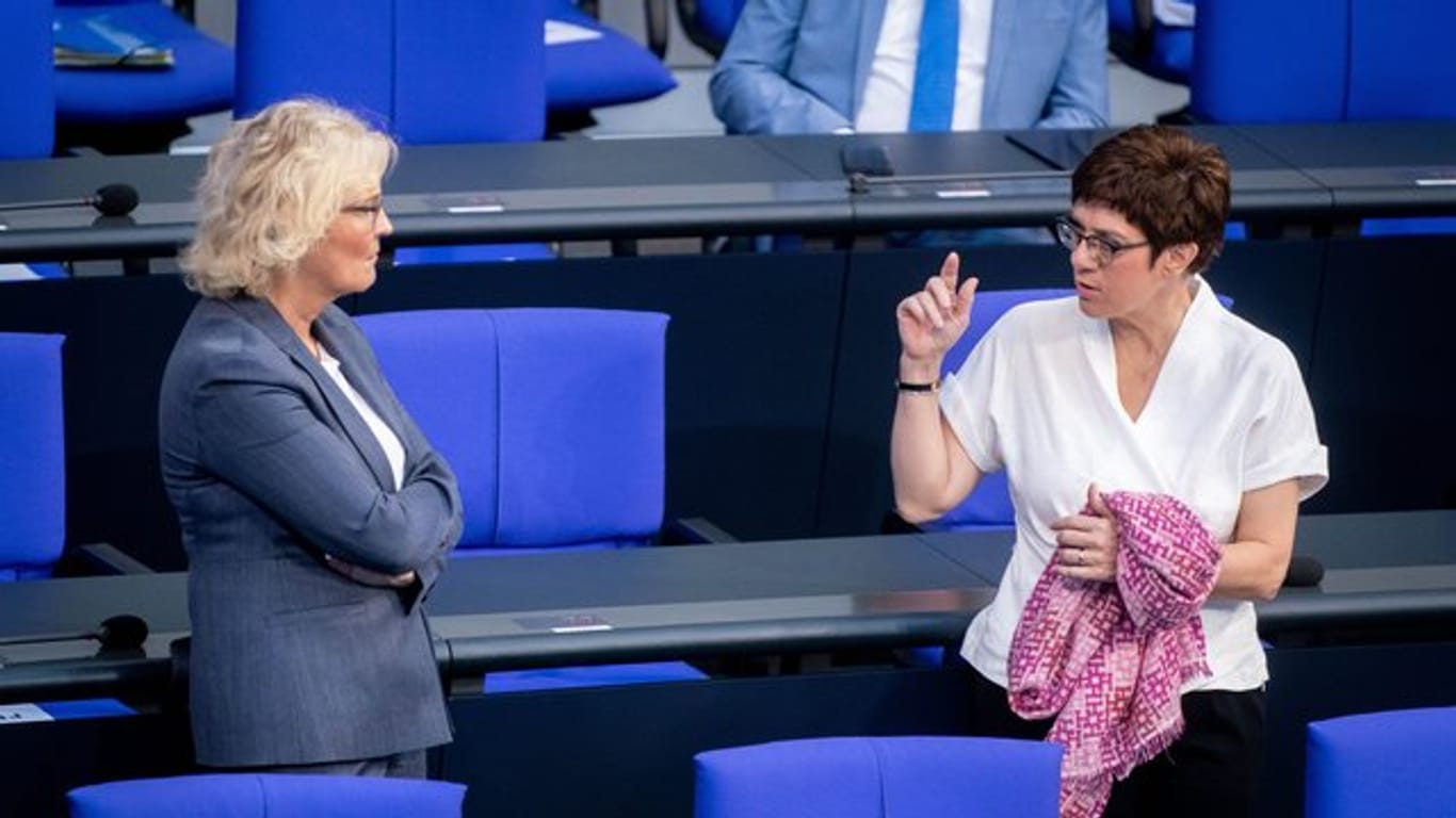 Christine Lambrecht (l, SPD), Bundesministerin der Justiz, und Annegret Kramp-Karrenbauer (CDU), Bundesministerin der Verteidigung und CDU-Bundesvorsitzende, unterhalten sich.