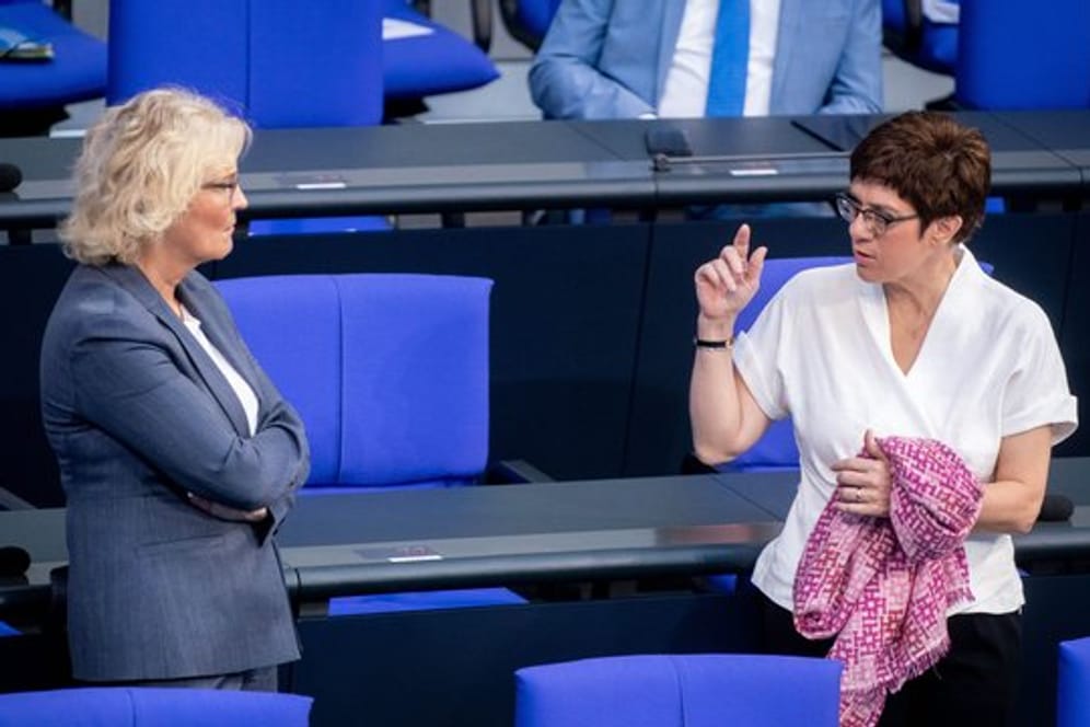 Christine Lambrecht (l, SPD), Bundesministerin der Justiz, und Annegret Kramp-Karrenbauer (CDU), Bundesministerin der Verteidigung und CDU-Bundesvorsitzende, unterhalten sich.