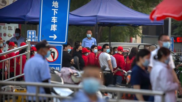 Polizisten sichern einen Fleischmarkt, der von den Behörden geschlossen wurde, nachdem bekannt wurde, dass ein Besucher des Marktes positiv auf das Coronavirus getestet worden war. Polizisten sichern einen Fleischmarkt, der von den Behörden geschlossen wurde, nachdem bekannt wurde, dass ein Besucher des Marktes positiv auf das Coronavirus getestet worden war.