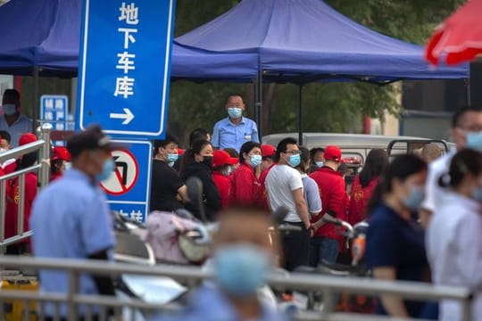 Polizisten sichern einen Fleischmarkt, der von den Behörden geschlossen wurde, nachdem bekannt wurde, dass ein Besucher des Marktes positiv auf das Coronavirus getestet worden war.
