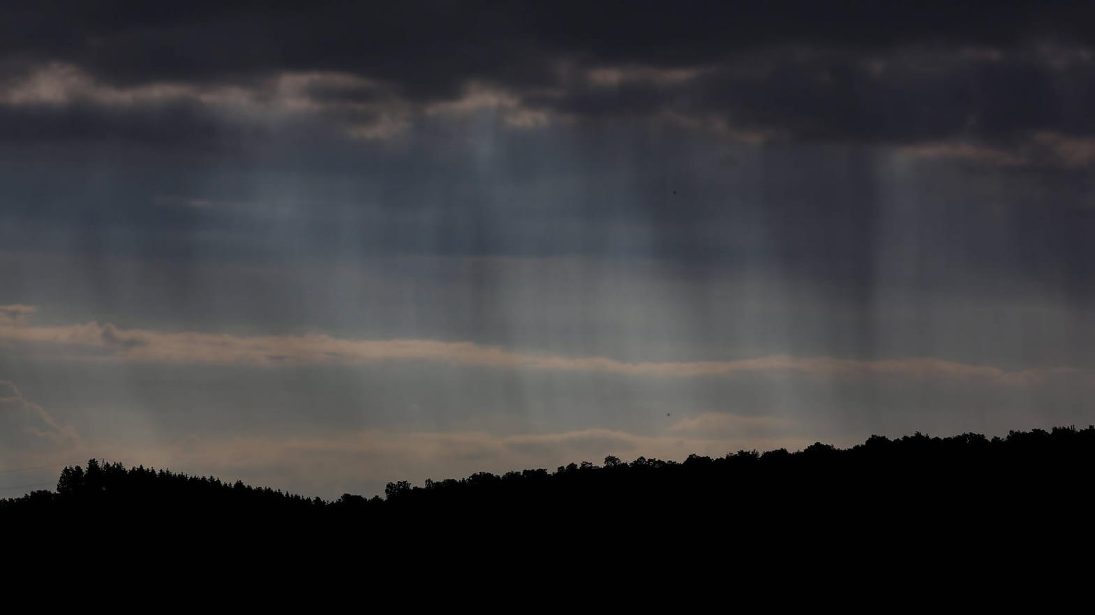 Starkregen ergießt sich: In vielen Teilen Deutschlands drohen durch Unwetter am Wochenende Keller vollzulaufen.