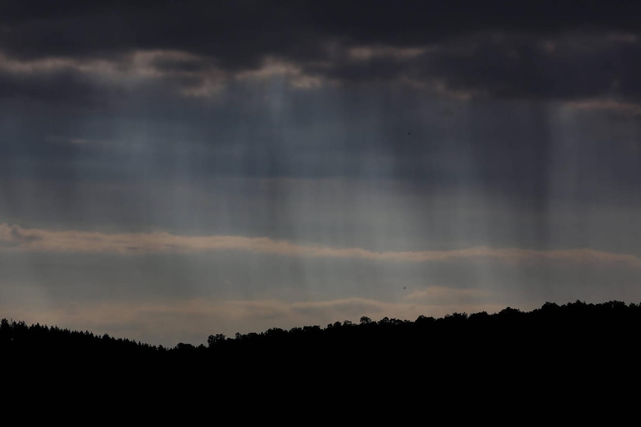 Starkregen ergießt sich: In vielen Teilen Deutschlands drohen durch Unwetter am Wochenende Keller vollzulaufen.